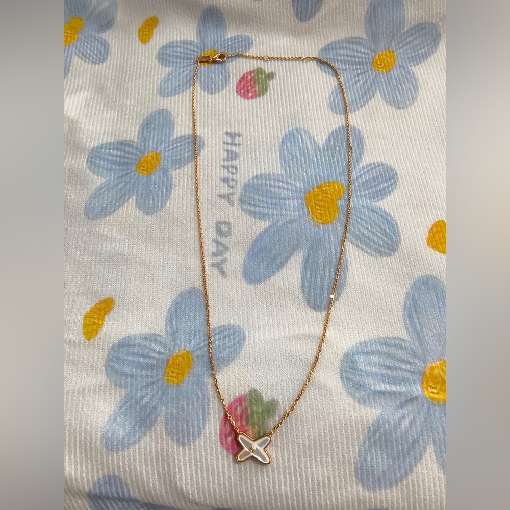 Chaumet Mother-of-Pearl Clover Necklace in Gold - Picture 9 of 11